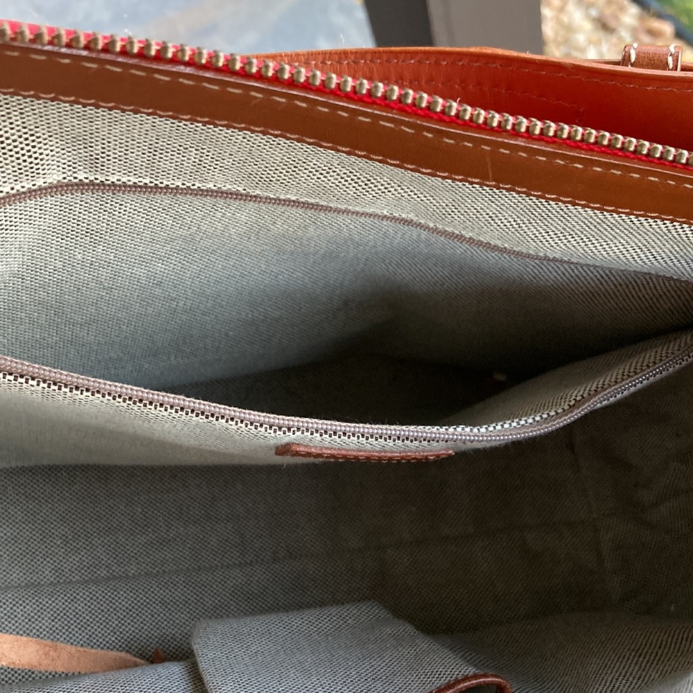 DOONEY & BOURKE RED PEBBLED LEATHER SHOULDER BAG/HOBO PURSE. 2 ZIPPERED POCKETS - Picture 5 of 16